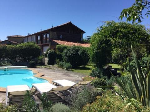 Loft Atypique Bed & Breakfast Villeneuve-de-Riviere Bagian luar foto