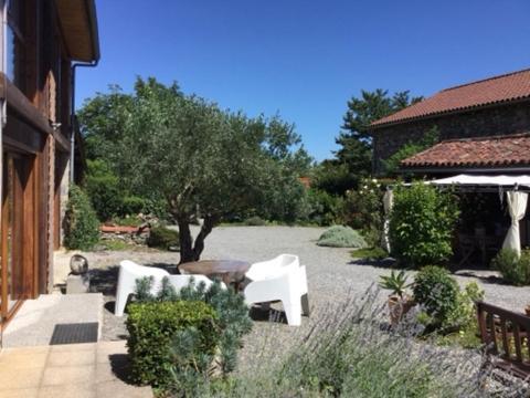 Loft Atypique Bed & Breakfast Villeneuve-de-Riviere Bagian luar foto