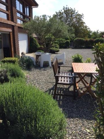 Loft Atypique Bed & Breakfast Villeneuve-de-Riviere Bagian luar foto