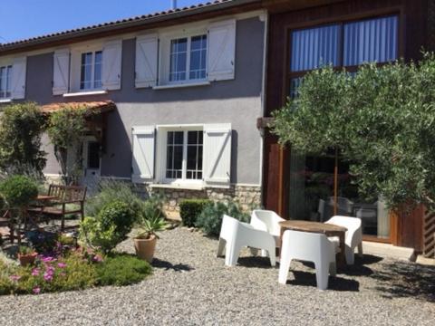 Loft Atypique Bed & Breakfast Villeneuve-de-Riviere Bagian luar foto