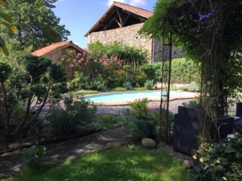 Loft Atypique Bed & Breakfast Villeneuve-de-Riviere Bagian luar foto