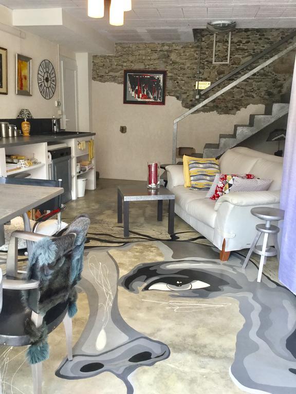 Loft Atypique Bed & Breakfast Villeneuve-de-Riviere Bagian luar foto