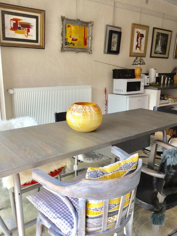 Loft Atypique Bed & Breakfast Villeneuve-de-Riviere Bagian luar foto